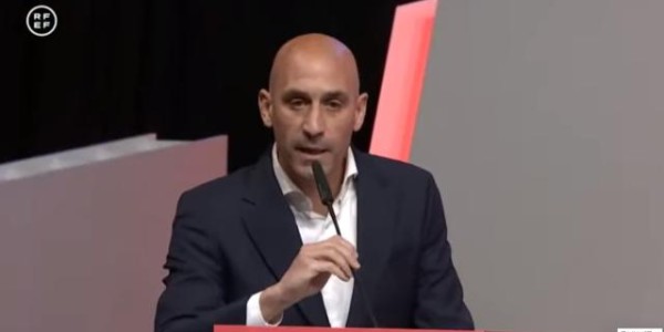 ewc-一吻遗臭仍难舍官帽，鲁维亚莱斯拒辞西足协主席